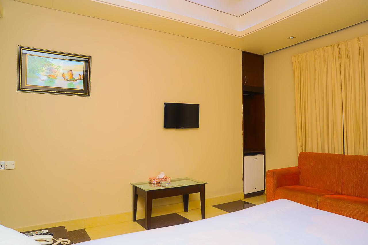 Royal Living Hotel & Suites Chittagong Bagian luar foto