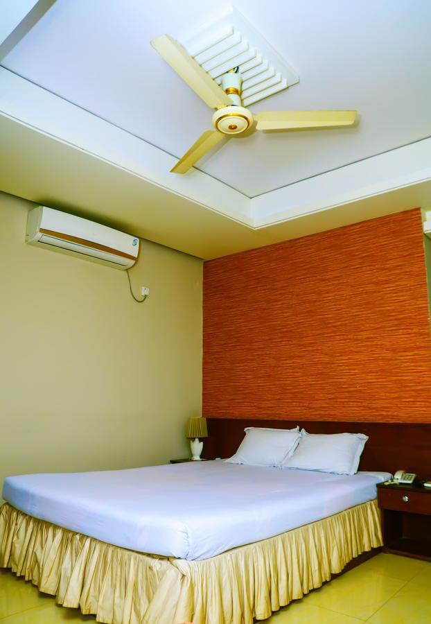 Royal Living Hotel & Suites Chittagong Bagian luar foto