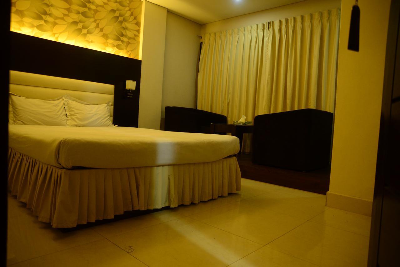 Royal Living Hotel & Suites Chittagong Bagian luar foto