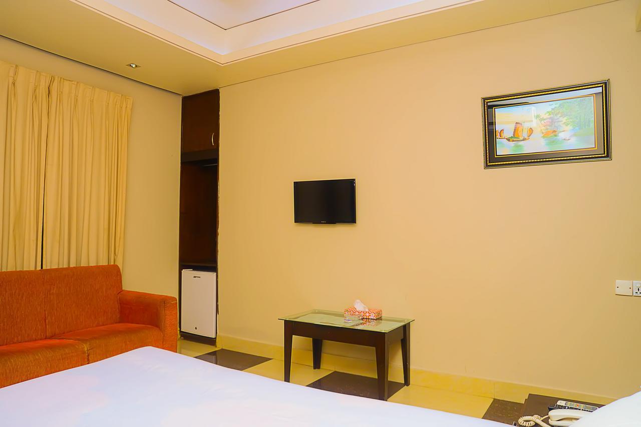 Royal Living Hotel & Suites Chittagong Bagian luar foto