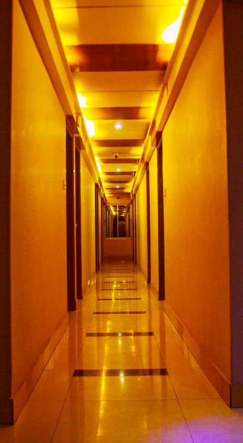 Royal Living Hotel & Suites Chittagong Bagian luar foto