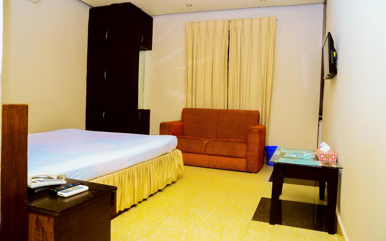 Royal Living Hotel & Suites Chittagong Bagian luar foto