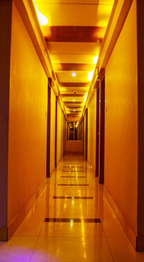 Royal Living Hotel & Suites Chittagong Bagian luar foto