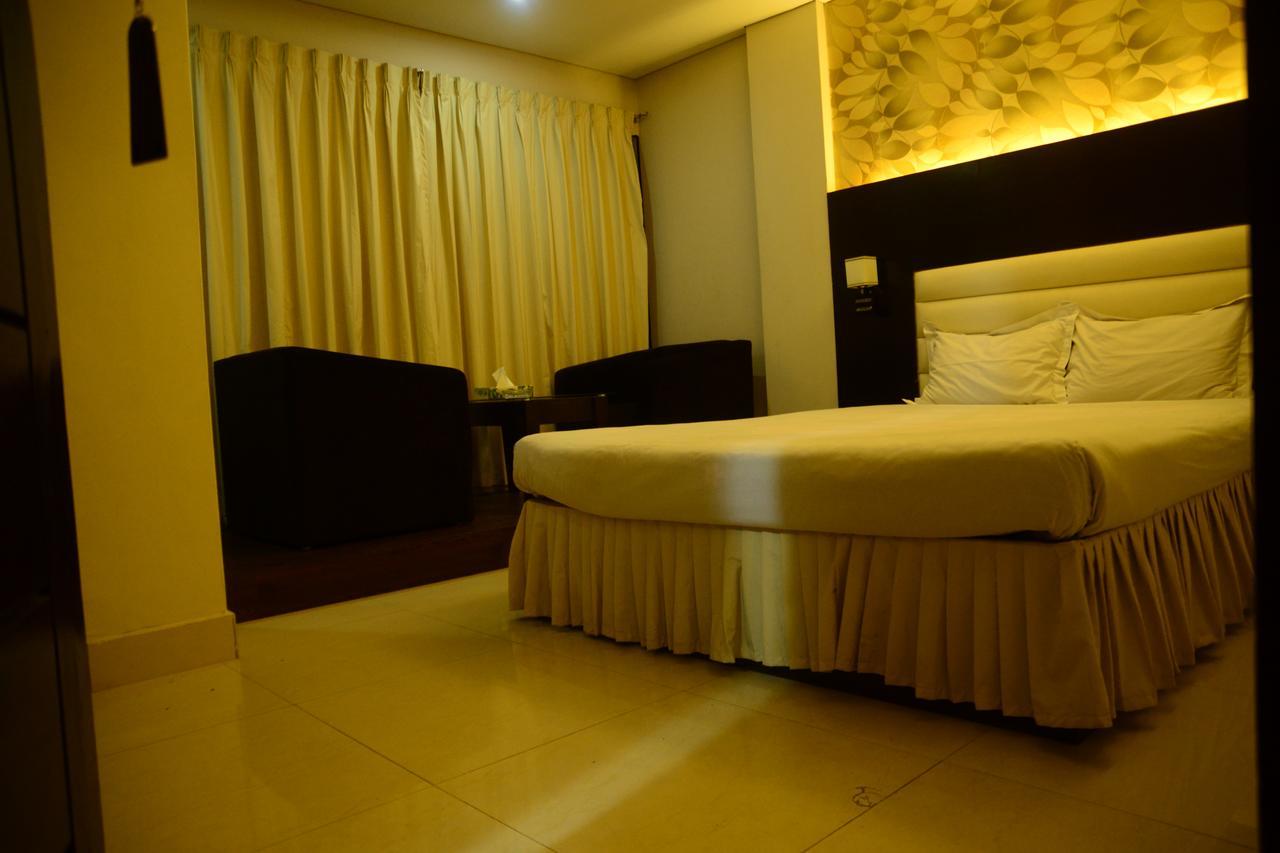 Royal Living Hotel & Suites Chittagong Bagian luar foto