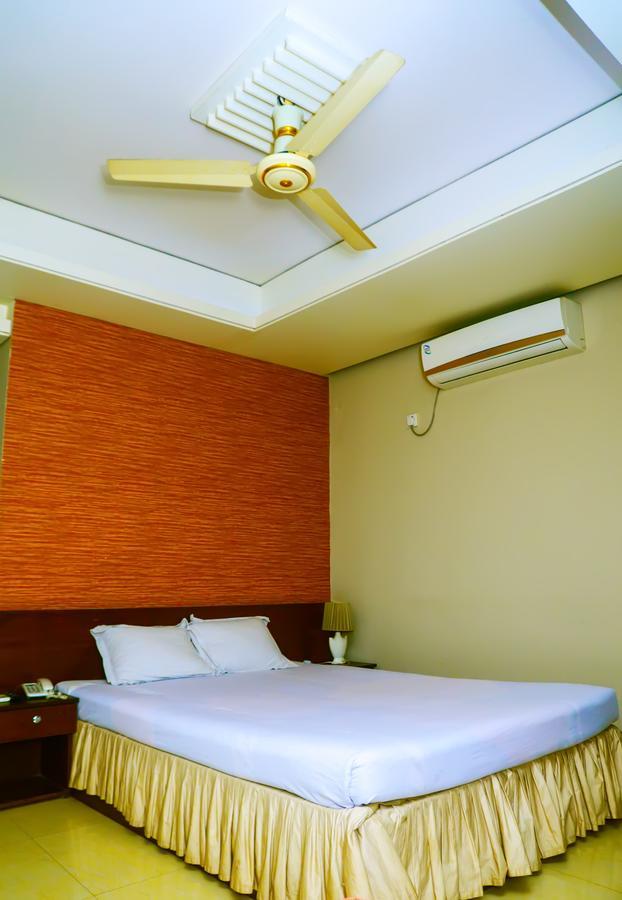 Royal Living Hotel & Suites Chittagong Bagian luar foto